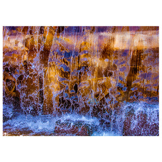 Close-up of a waterfall with water cascading over rocks, creating a dynamic and natural scene. photo y Matt Punches